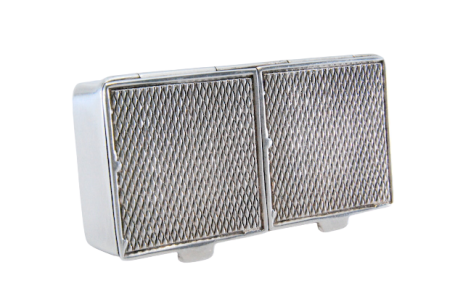  Caixa de comprimidos em prata guilhochada com duas divisórias e tampas basculantes.